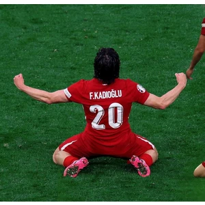 Türkiye Euro 2024 Ferdi Kadıoğlu Iç Saha Forması (Red)