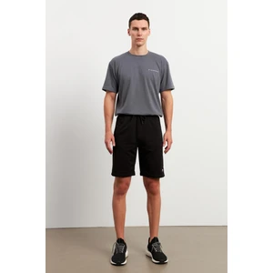 6000 Erkek Şort Esnek Tasarım ve Modern Stil ile Rahat Spor Deneyimi Sunar