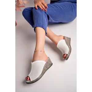 Akgün Terlik Kadın  Beyaz Dolgu Topuklu Yumuşak Taban Rahat Terlik