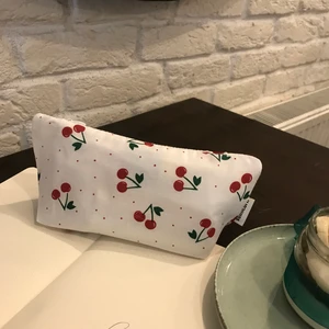 Sumicorn Design Kiraz Desenli Yıkanabilir Fermuarlı Tek Gözlü Bez Kalemlik Kalem Kutusu Cüzdan Makyaj Çantası