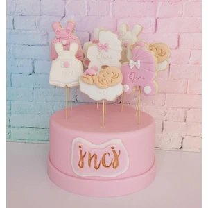 Tatlı Armağanlar Toz Pembe Çubuklu Isimli Yenidoğan Bebek Model Butik Kurabiye - 15 Adet ve Maket Kurabiye Standı