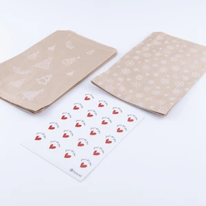 20 Adet Çam ve Kar Desenli Kese Kağıdı 18 x 30 cm ve Just For You Stickerdan Oluşan Set