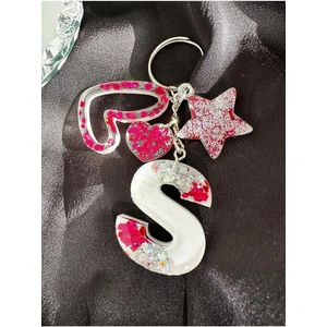 S Harf Beyaz Üzeri Fuşya Gümüş Glitterli Vıp Ekstra Figürlü Epoksi Harf Anahtarlık Hediye Anahtarlık