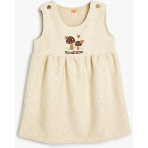 Askılı Elbise Mantar Işlemeli Düğme Detaylı