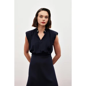Yaka Aksesuarlı Kolsuz Bluz - Lacivert