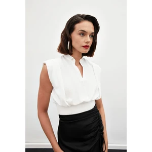 Yaka Aksesuarlı Kolsuz Bluz - Ekru