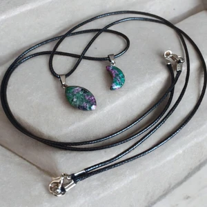 Mga Doğaltaş Anyolit Taşı Yarım Ay  Kolye Damla Kolye Doğal Taş Kolye Hediyelik Eşya Sevgili Kolye Anyolit Kolye ( 2ADET)