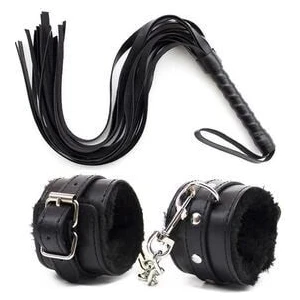 Meraklı Accessorize Siyah Peluş Kelepçe Kırbaç Seti