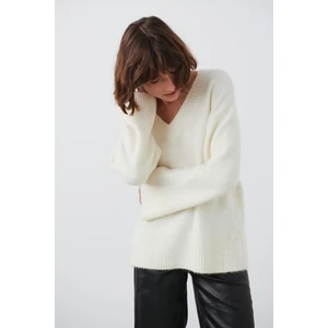 Ekru V Yaka Oversize Kadın Triko Kazak MG2149