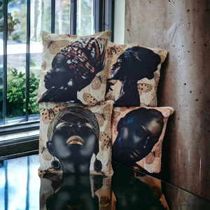 Flamenco Tekstil Afrikalı Kadın Model Ve Kelebekler Desenli Dekoratif Çift Baskılı Kırlent Kılıfı