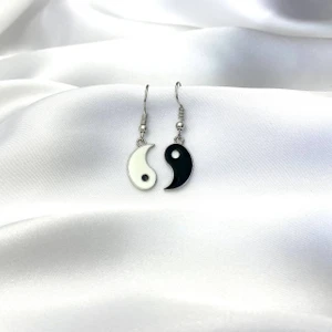 Herşey Nota Yin Yang Sallanan Küpe