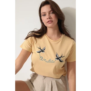 Sarı Önü Kırlangıç Nakışlı Yazılı Bisiklet Yaka Kısa Kollu Kadın T-Shirt- 2420