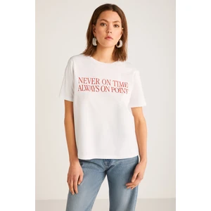 Serilda Kadın Regular Kalıp kısa Kollu Önü Yazı Baskılı Beyaz T-Shirt