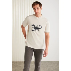 Kurt Erkek Pamuklu Akrep Baskılı Kısa Kollu Taş Rengi T-Shirt