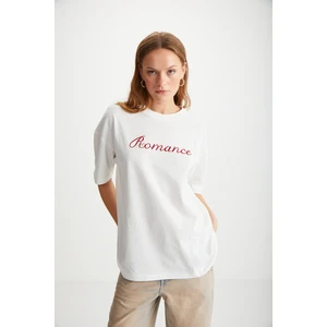 Elestren Kadın Oversize Kısa Kollu Önü Kırmızı Yazi Detaylı Ekru T-Shirt