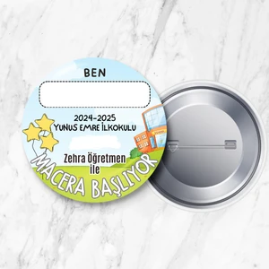 Isim ve Sınıf/şube Alanı Boş Öğretmene Özel Macera Başlıyor Iğneli 58 mm Metal Yaka Rozeti
