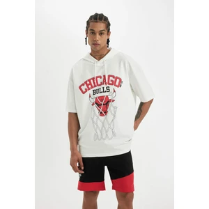 DeFactoFit NBA Chicago Bulls Oversize Fit Kapüşonlu Kısa Kollu Tişört W9741AZ24SM