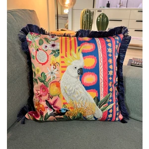 Geometric Zemin Çiçekler ve Papağan Desenli Dijital Baskılı Kadife Kırlent Kılıfı Saçaklı