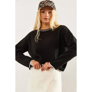 Kadın Yaka ve Ucu Çizgili Triko Kazak