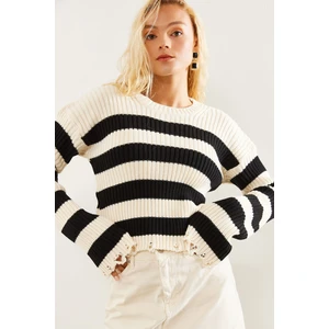 Kadın Ucu Yırtık Desenli Çizgili Kazak