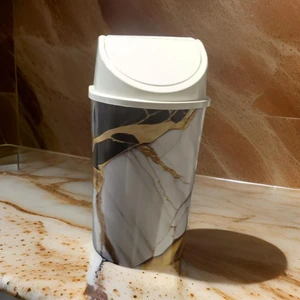 10 Lt. Klick Kapaklı Lüks Çöp Kovası-Koyu Mermer Desenli Dekoratif Plastik Çöp Kovası 21*21H 41 Cm