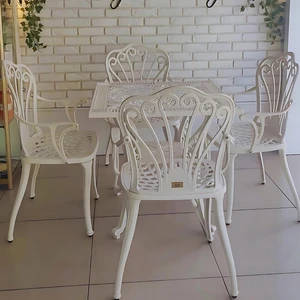 Ferforje Görünümlü Masa ve Sandalye, Bahçe, Balkon ve Dış Mekanda Kullanılabilir, 2 Yıl Garantili, 150 kg Taşıma Kapasiteli, Plastik Kare Masa ve Sandalye Takımı