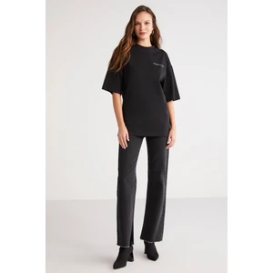 Kalısta Kadın  Pamuk Oversize Arkası ve Önü Çiçek Baskılı Yuvarlak Yaka Yarım Kol Siyah T-Shirt