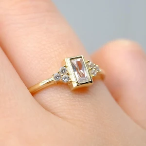 Fasek Gold Swarovski Baget -Yan Yuvarlak Taşlı Eşsiz Modern Tasarım 925 Ayar Gümüş Kadın Yüzük-Günlük Hediyelik