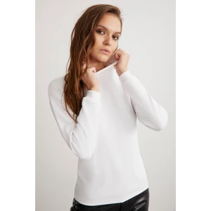 Padma Kadın Dik Yaka Dar Kesim Viskon Karışımlı Beyaz Bluz