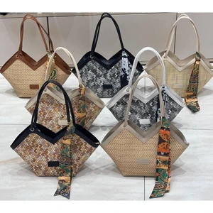 Kadın Fermuarlı Fular Detaylı Omuz Askılı Çanta