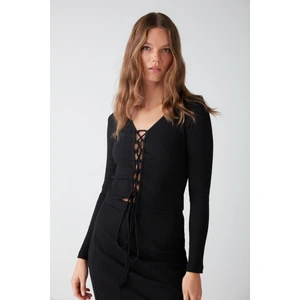 Agneska Kadın Triko Görünümlü Esnek Kumaşlı Çapraz Bağlamalı V Yaka Uzun Kol Crop Siyah Bluz