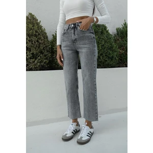 Gri Yıkamalı Boy Fit Kesik Paça Jean