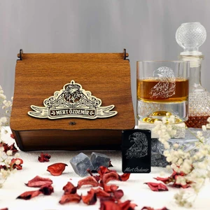 Hediyelerin Efendisi Ahşap Kutulu Kartal Desenli İsme Özel Çakmak & Taşlı Viski Kadehi Seti