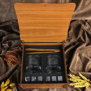Hediyelerin Efendisi Ahşap Kutulu Vintage Tasarımlı Isim & Mesaj Yazılı Maşa & Taşlı 2'Li Viski Kadehi Seti