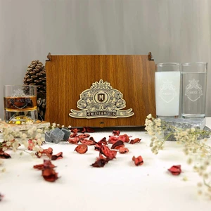 Hediyelerin Efendisi Ahşap Kutulu Kraliyet Desenli İsme Özel Rakı & Viski Kadehi Seti