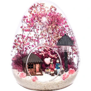 Teraryum Işıklı Pembe Aşk Bahçesinde