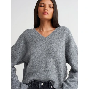 10645 V Yaka Yumuşak Dokulu Triko Kazak-Füme M.