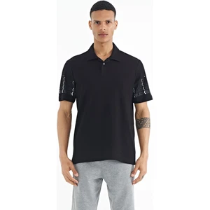 Tommy Life Siyah Kol Baskı Detaylı Polo Yaka Standart Form Erkek T-shirt - 88240