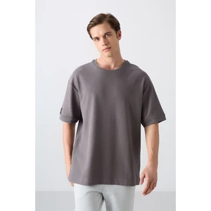 Tommy Life Koyu Gri Pamuklu Kalın Yüzeyi Dokulu Oversize Fit Basic Erkek T-Shirt - 88339