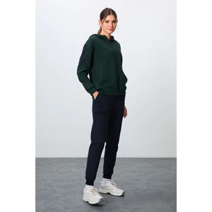 Tommy Life Çam Yeşili-Lacivert Kompakt Pamuklu Kalın Pürüzsüz Dokulu Kapüşonlu Oversize Fit Kadın Eşofman Takım - 95343