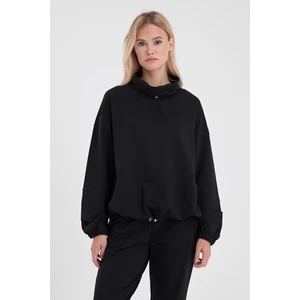 Kadın Norah Siyah Yakası Detaylı Regular Fit Sweatshirt