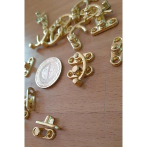 KÜÇÜK YAY GÖZÜ KANCALI KİLİT SARI 10 ADET KUTU SANDIK VE KAPAK KLİPSİ 20X24 MM