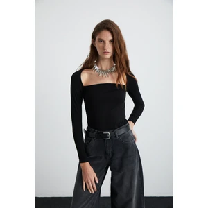 Hıllary Kadın Viskon Karışımlı Kare Yaka Slim Fit Siyah Bluz