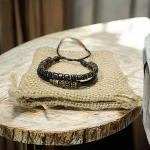 Pirinç Antik Desenli Metal Figürlü -Siyah Deri ve Yeşil Ahşap Boncuklu Iki Parça Bileklik