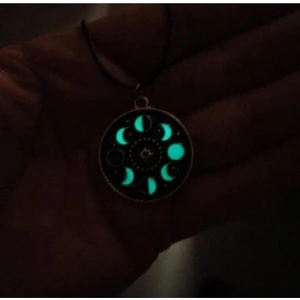 Fosforlu Neon Karanlıkta Parlayan Ay Evreleri Burç Metal Kolye