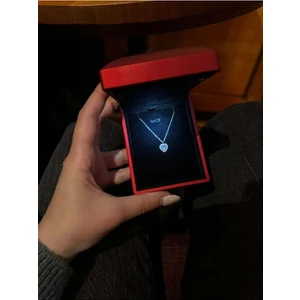 Ricco Jewellery LED Işıklı Kadife Kolye Kutusu • Kırmızı Özel Işıklı Kolye Kutusu • Ona Hediye