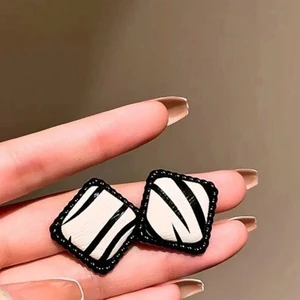 Petek Aksesuar Zebra Desenli  Deri Tasarım Küpe