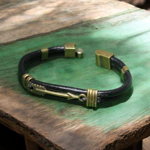 Siyah Deri Bileklik | Merkezde Ok Figürü ile Şıklık | Metal Mıknatıs Kapama