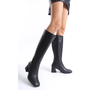 Cezstar Siyah Kalın Topuklu Küt Burun Çizme