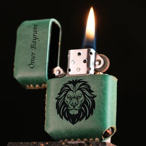 İsme Özel Benzinli Çakmak Hakiki Deri El Yapımı Zippo Tarzı Çakmak Kişiye Özel Çakmak Deri Kaplama Benzinli Erkek Çakmak Hediyelik Çakmak Doğum Günü Yıl Dönümü Hediyesi Yeşil Çakmak